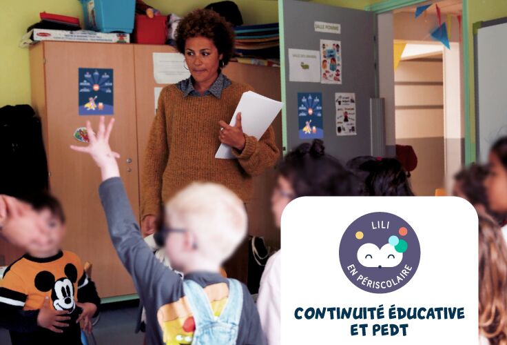 une animatrice qui intervient un centre extrascolaire