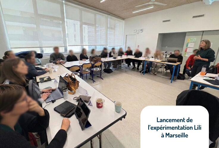 des équipes éducatives qui écoutent Géraldine, la formatrice Lili.cool