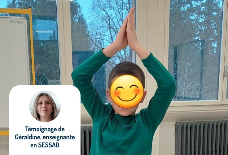 un enfant en position de l'arbre, une posture d'équilibre