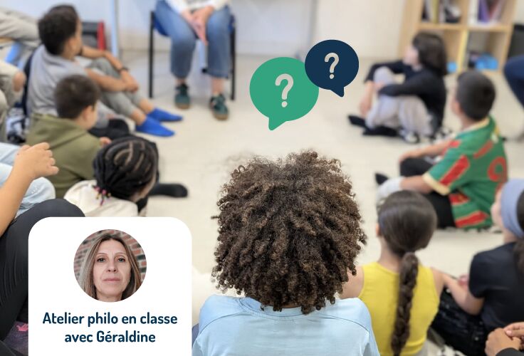 un groupe d'enfants qui suit un atelier philo