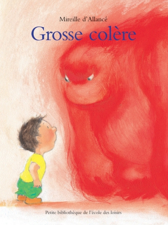 un petit garçon regarde sa grosse colère rouge